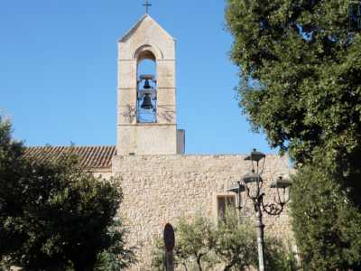 Non ci resta che dirigerci verso l�ultima tappa del nostro tour approdando in viale Giovanni XXXIII. Dinnanzi a noi svetta il campanile del pi� antico monastero della citt�, dedicato a San Leone Magno